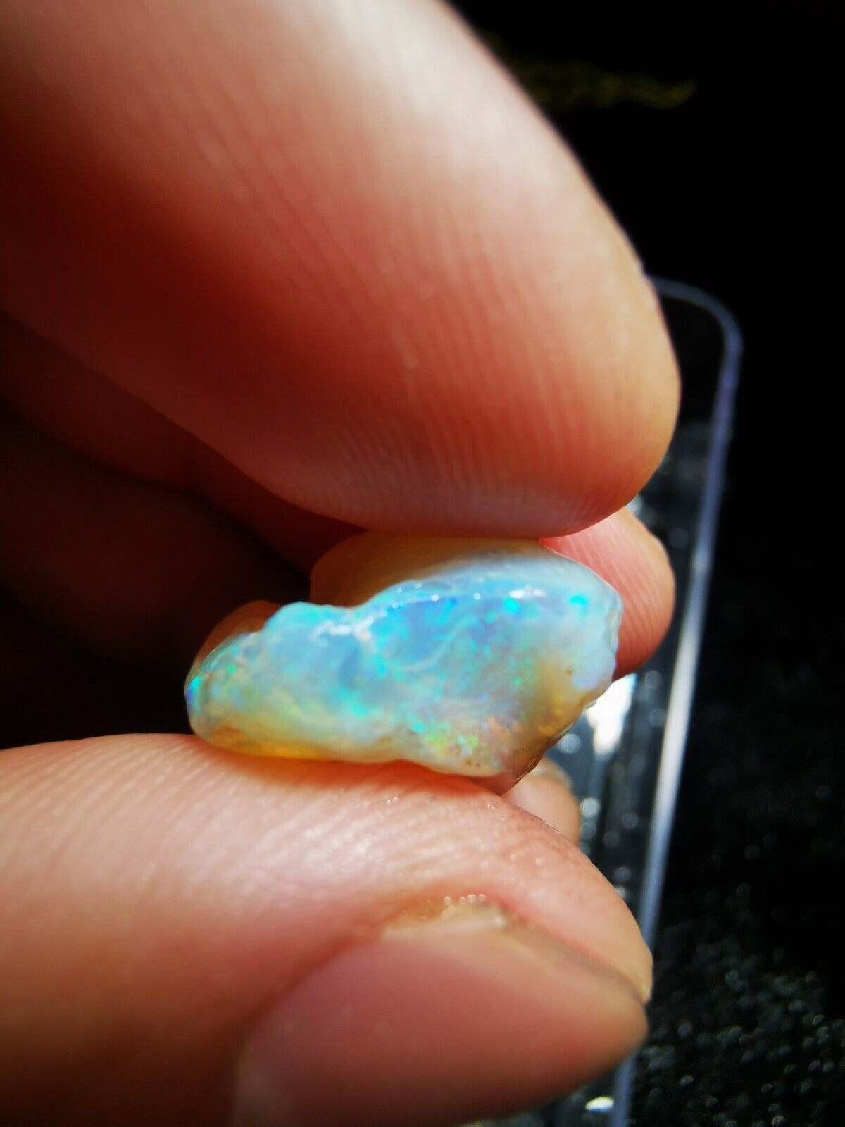 15 Carats Solid Rough Coober Pedy Opal shell with Beautiful Colour