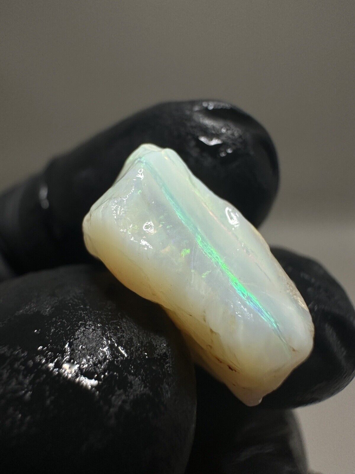 14 Carats Solid Rough Coober Pedy Crystal Opal with Beautiful Colours