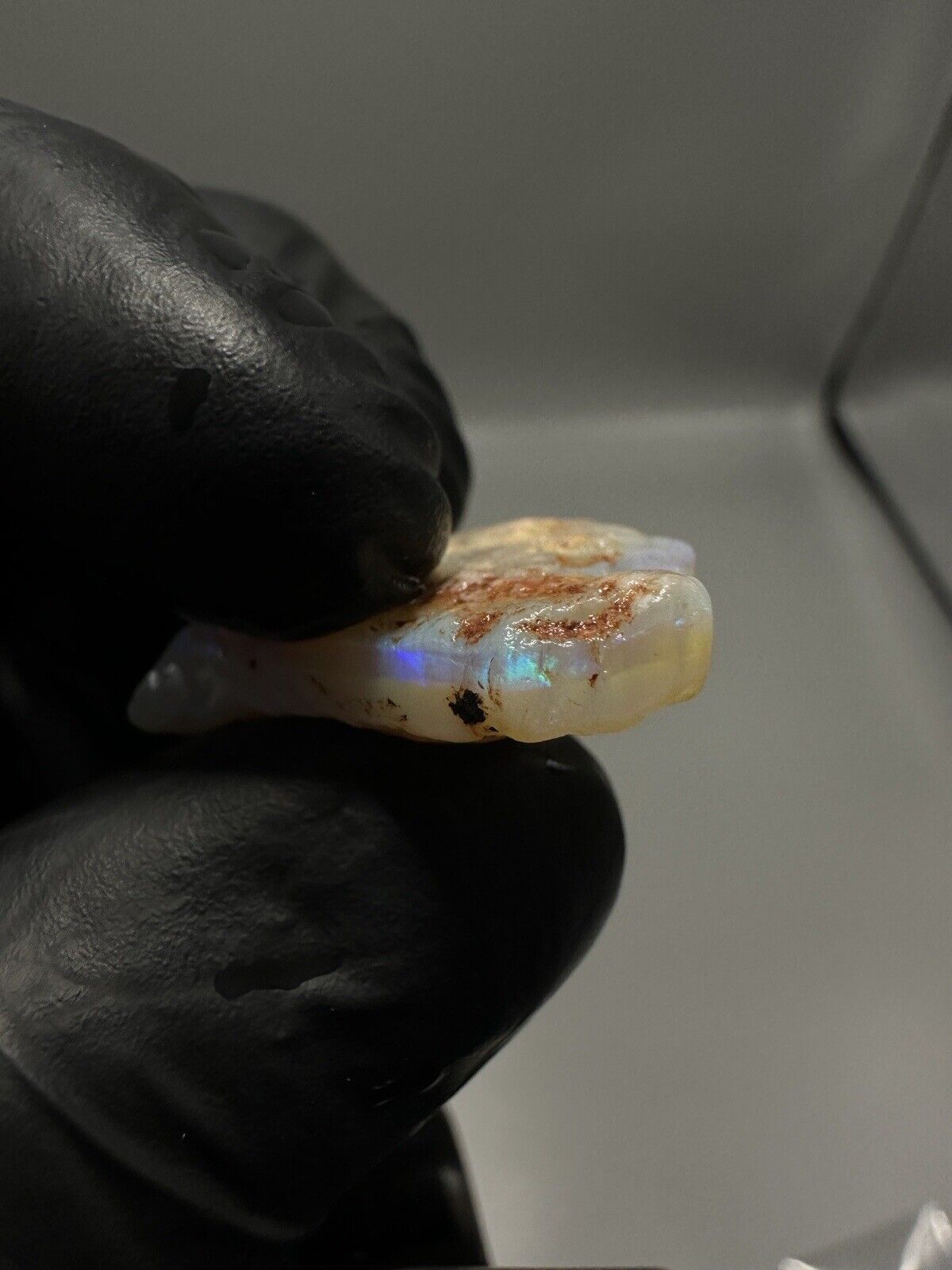 28 Carats Solid Rough Coober Pedy Crystal Opal with Beautiful Colour