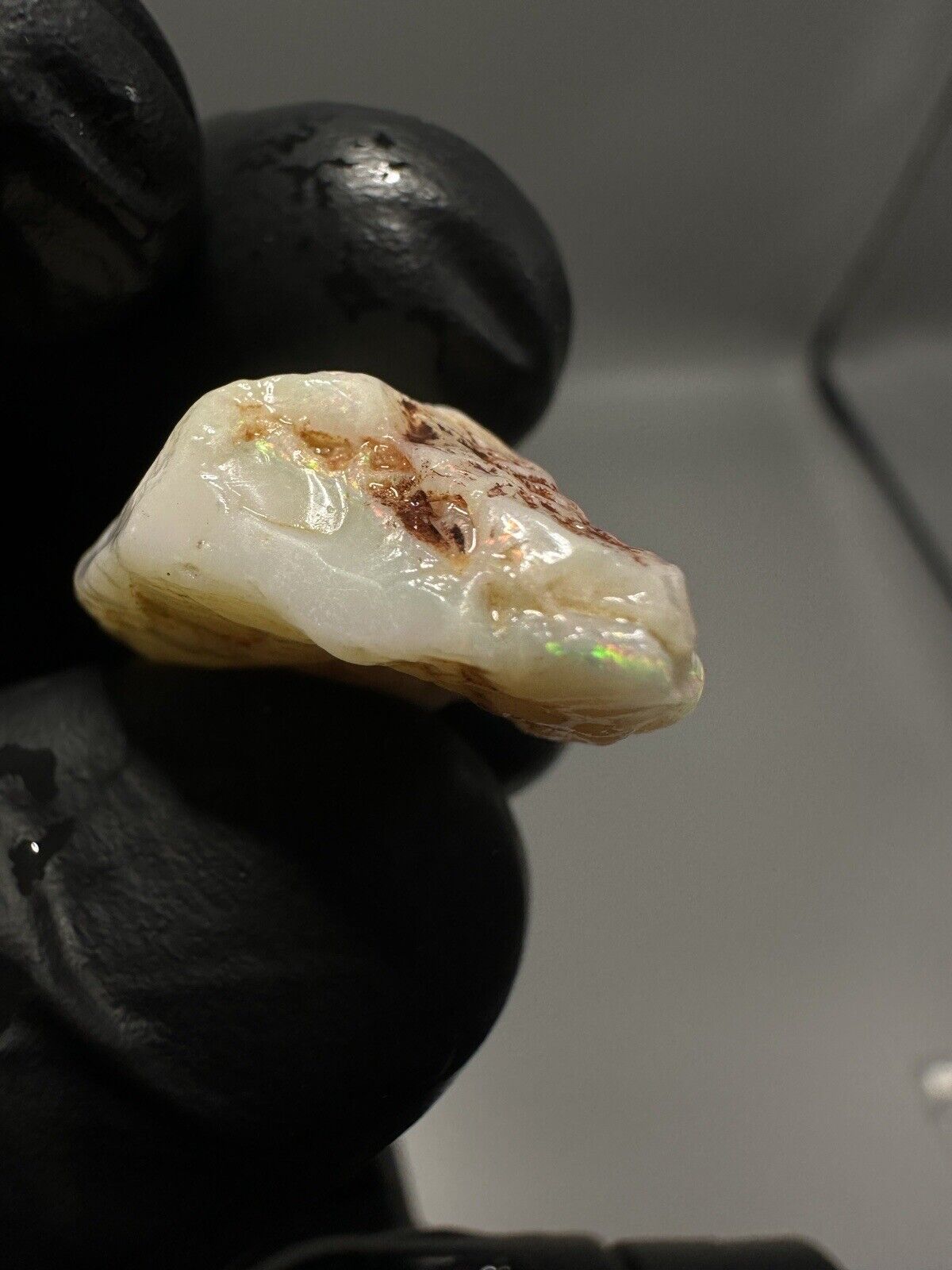 19 Carats Solid Rough Coober Pedy Milky White Opal with Beautiful Colour