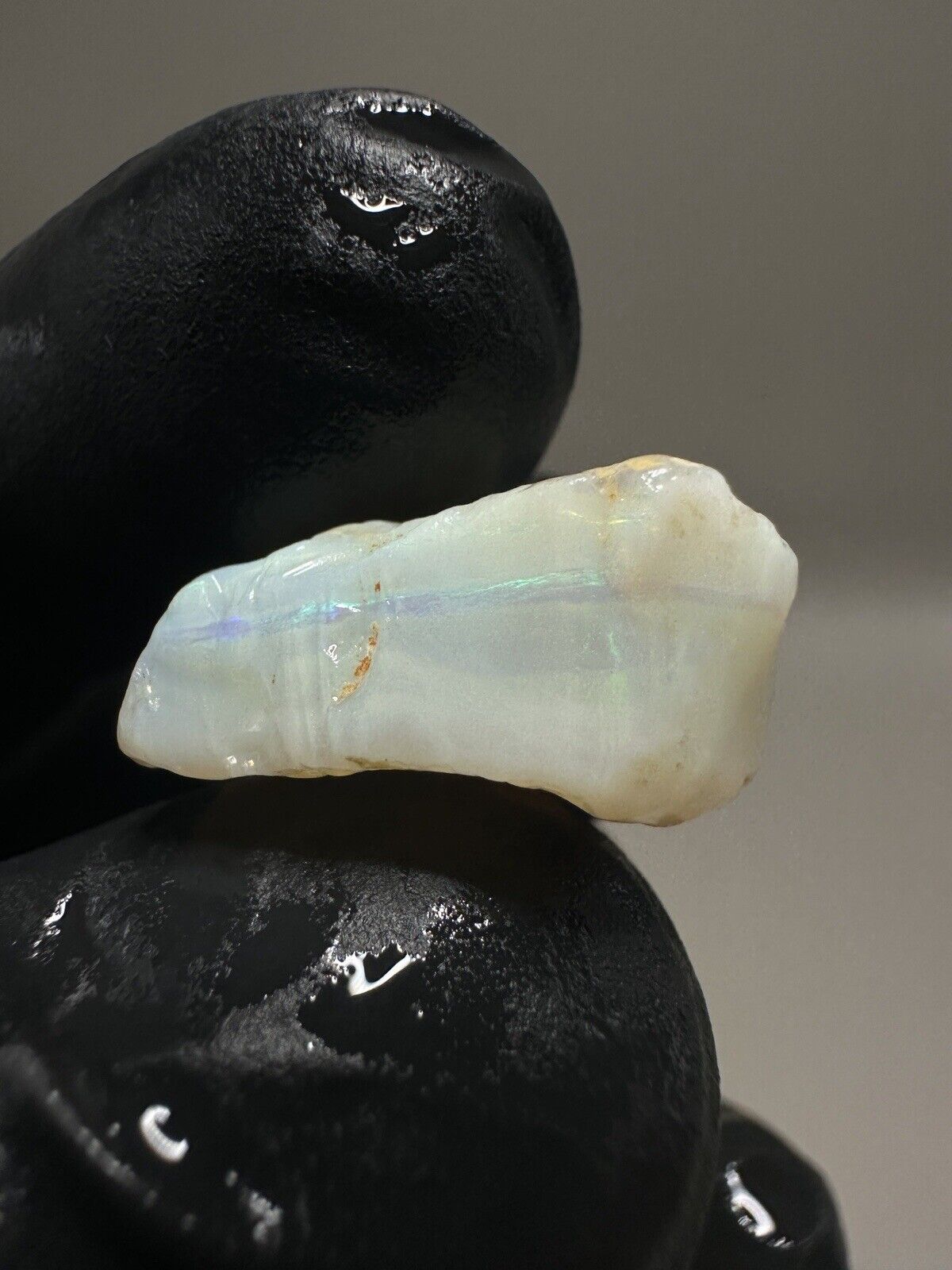 14 Carats Solid Rough Coober Pedy Crystal Opal with Beautiful Colours