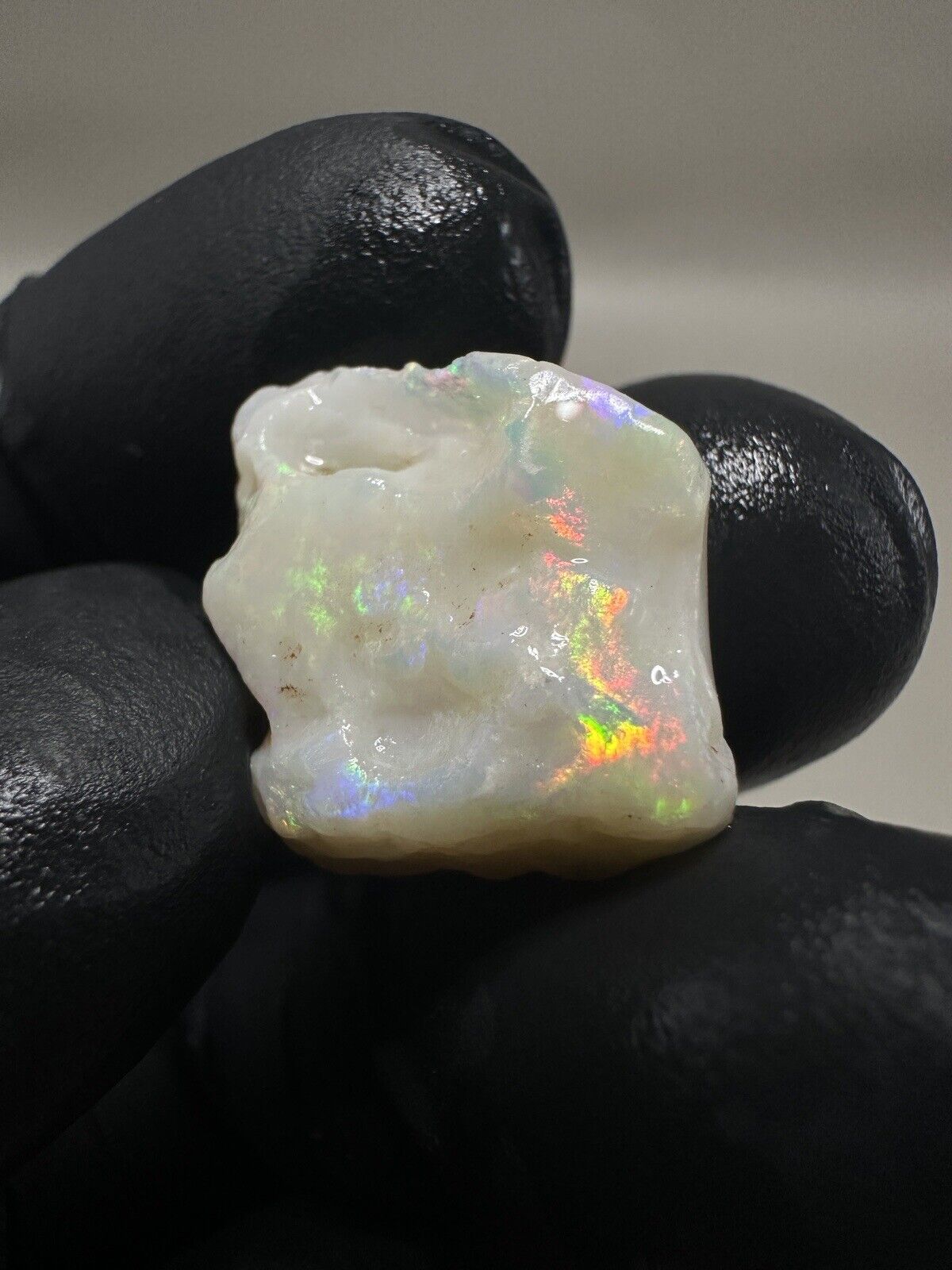 18 Carats Solid Rough Coober Pedy Opal Piece with Beautiful Colour