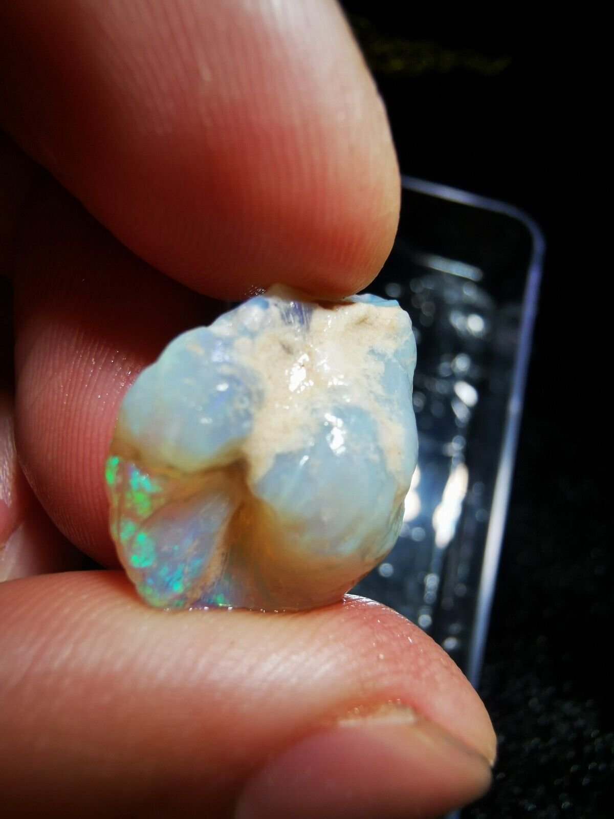 15 Carats Solid Rough Coober Pedy Opal shell with Beautiful Colour