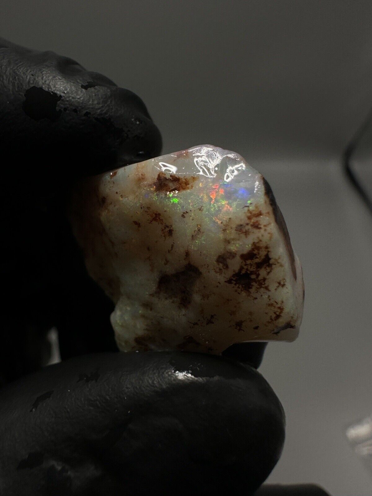 23.5 Carats Solid Rough Coober Pedy Crystal Opal with Beautiful Colours