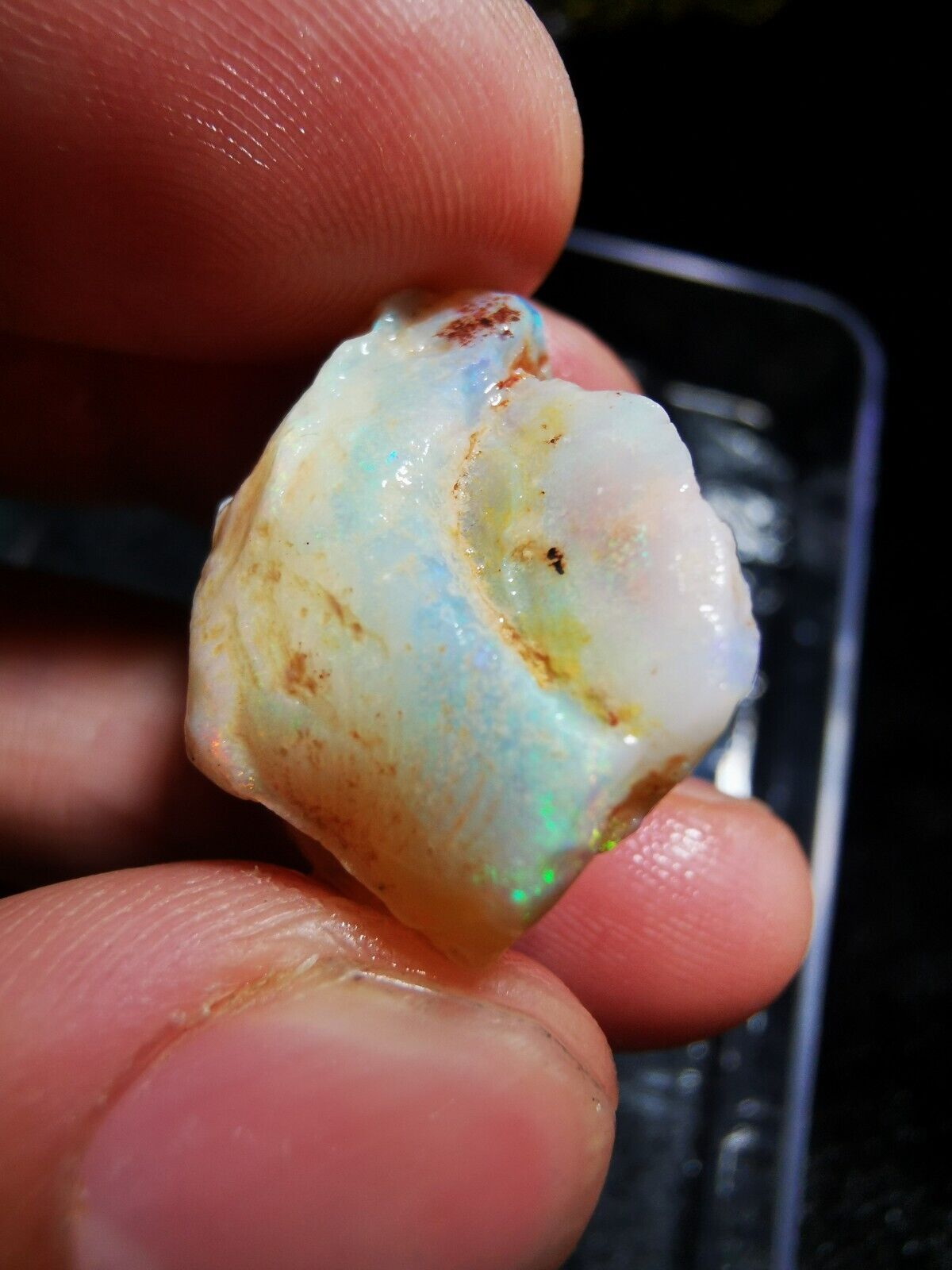 27 Carats Solid Rough Coober Pedy Opal shell with Beautiful Colour