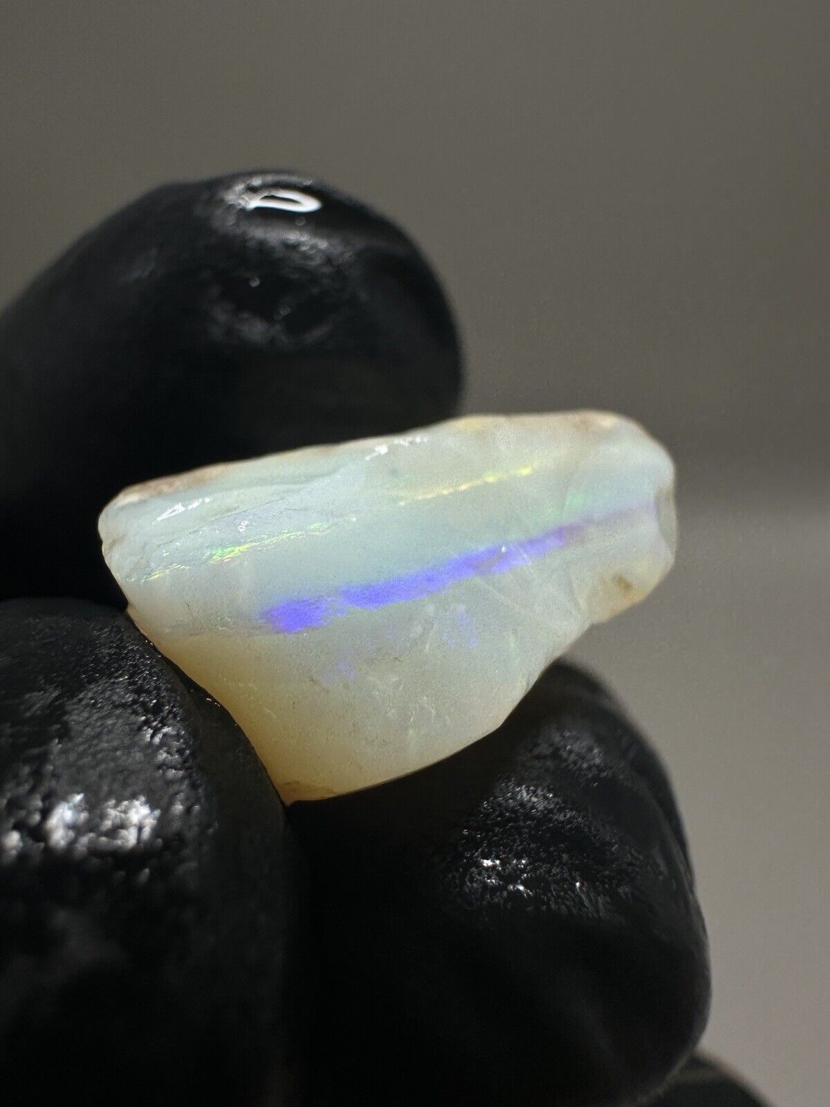 14 Carats Solid Rough Coober Pedy Crystal Opal with Beautiful Colours