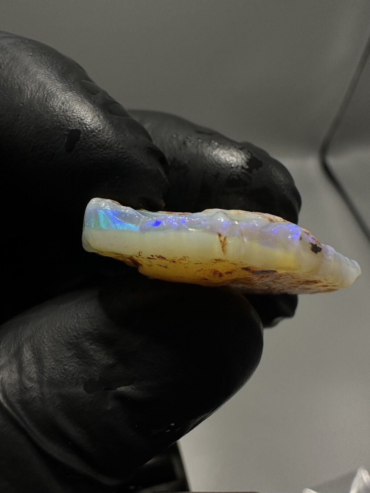 28 Carats Solid Rough Coober Pedy Crystal Opal with Beautiful Colour