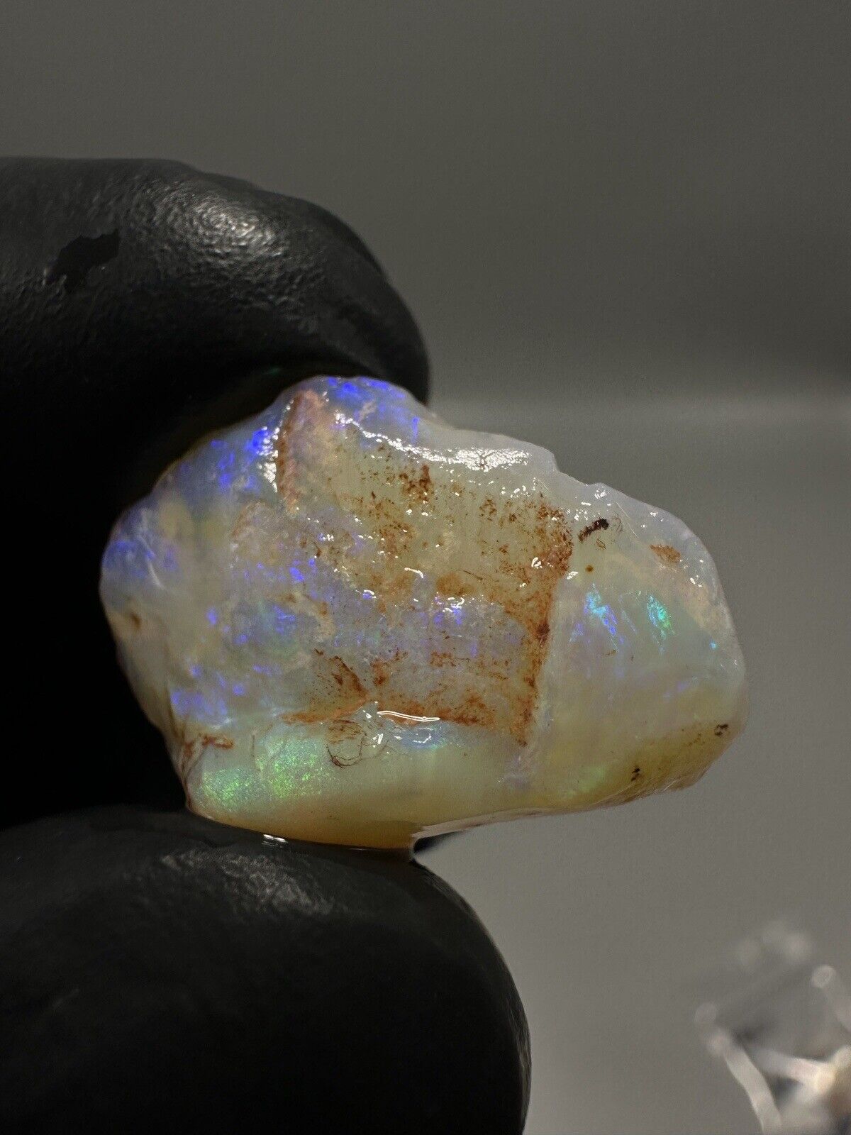 21.7 Carats Solid Rough Coober Pedy Crystal Opal with Beautiful Colour