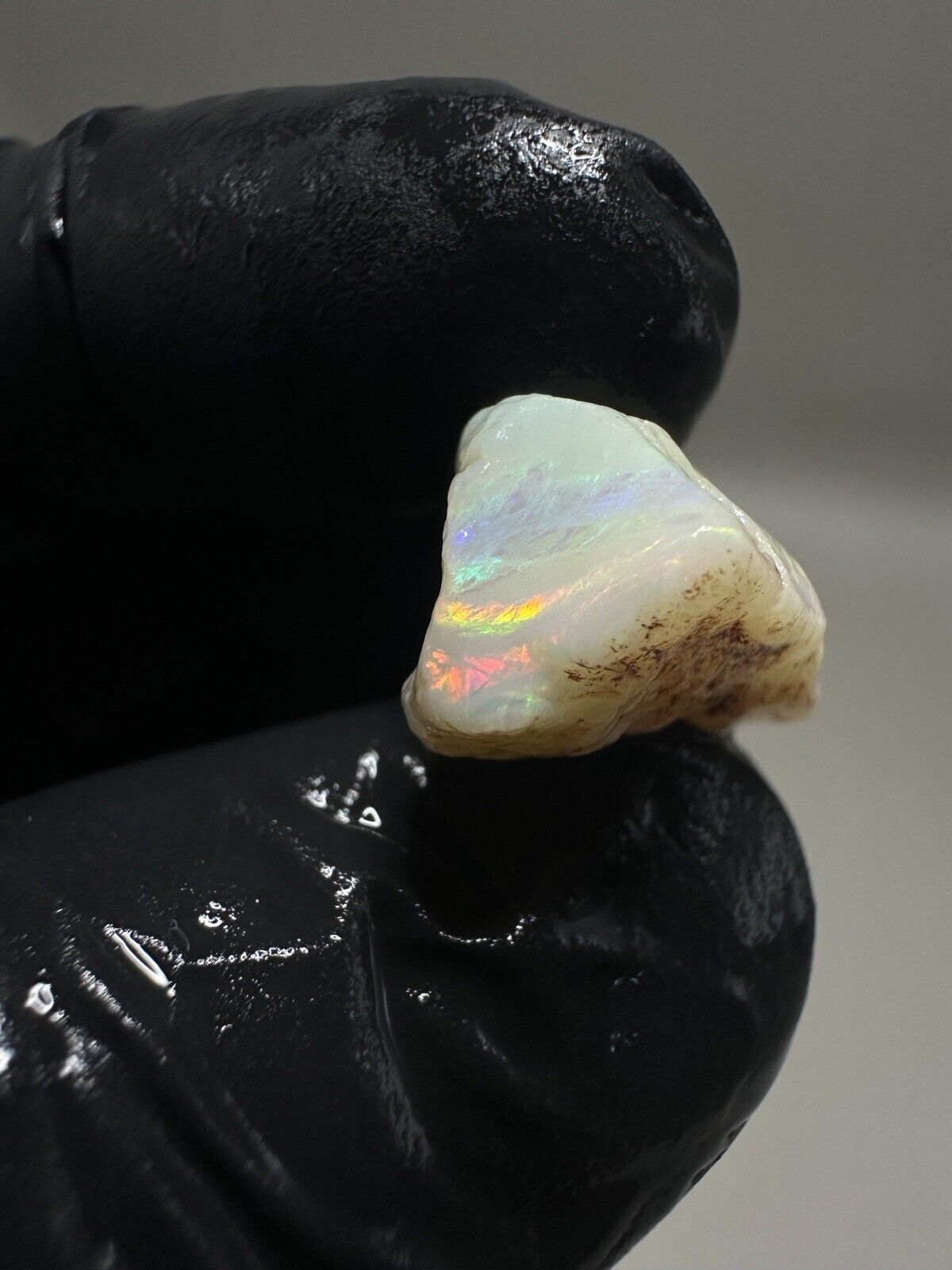 16.75Carats Solid Rough Coober Pedy Opal Piece with Beautiful Colour