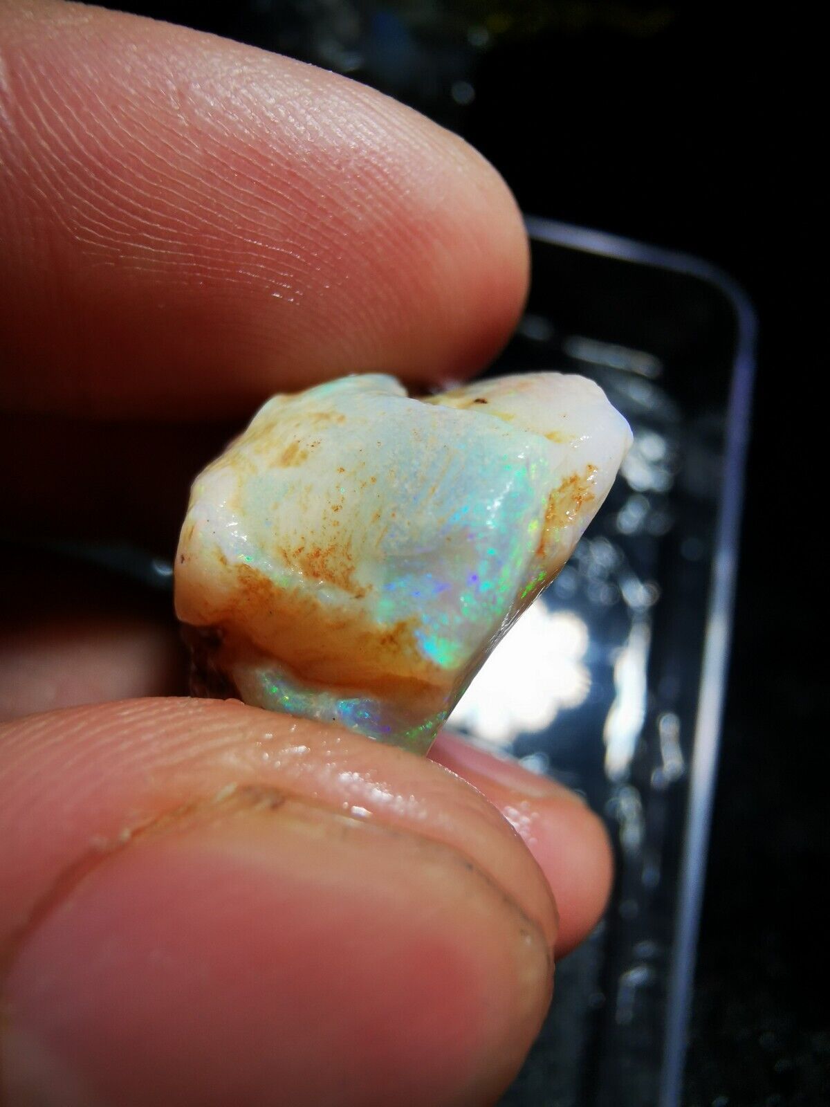 27 Carats Solid Rough Coober Pedy Opal shell with Beautiful Colour
