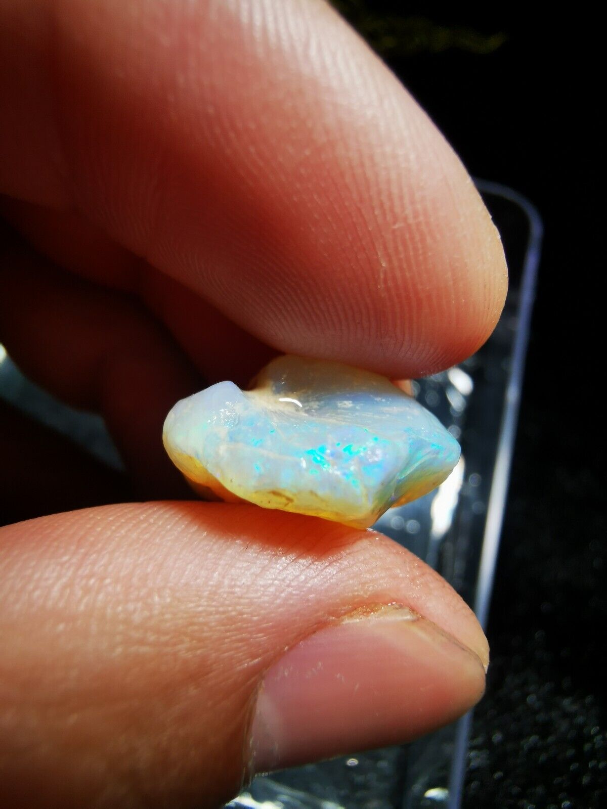 15 Carats Solid Rough Coober Pedy Opal shell with Beautiful Colour