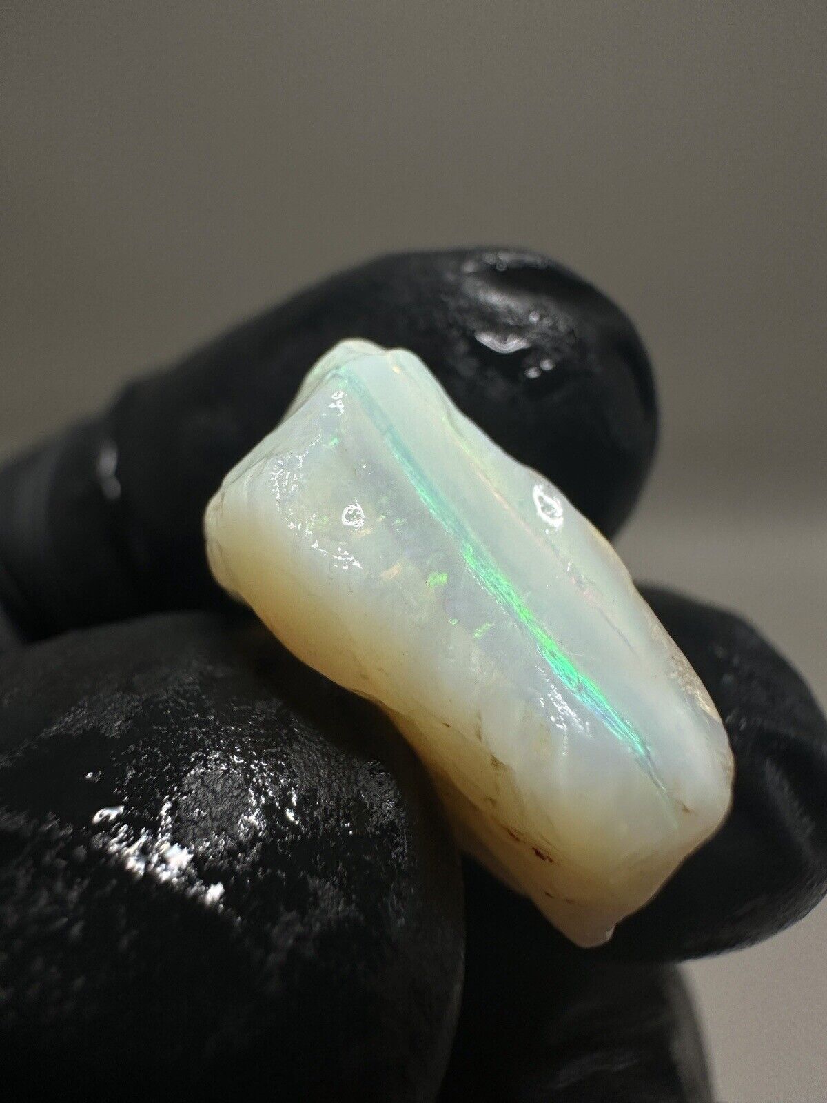 14 Carats Solid Rough Coober Pedy Crystal Opal with Beautiful Colours