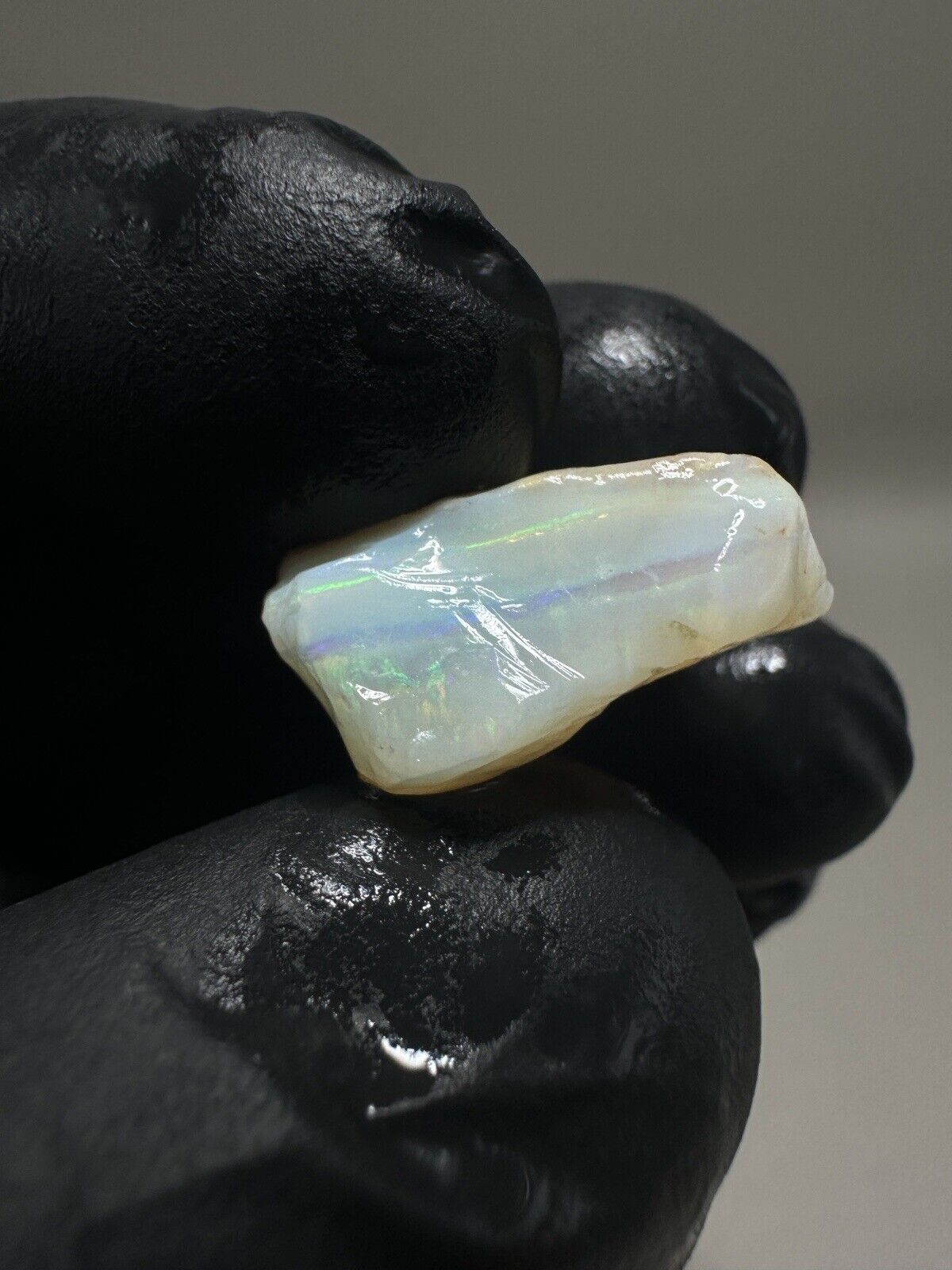 14 Carats Solid Rough Coober Pedy Crystal Opal with Beautiful Colours