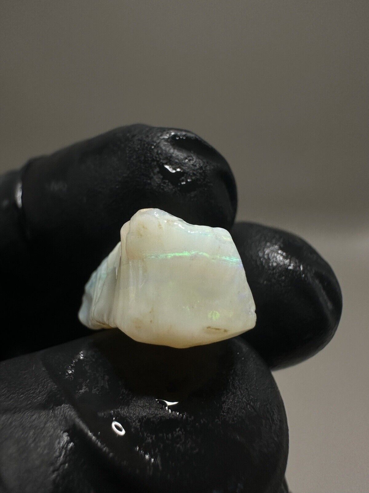 14 Carats Solid Rough Coober Pedy Crystal Opal with Beautiful Colours