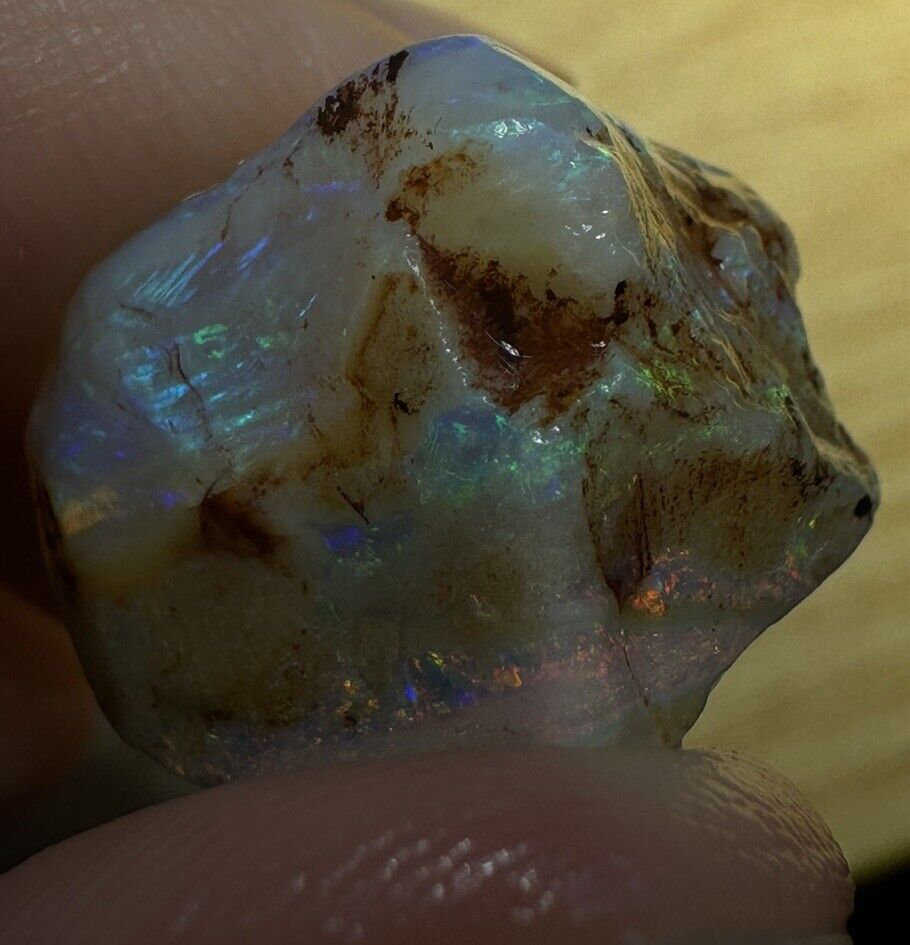 21 Carats Solid Rough Coober Pedy Opal Piece with Beautiful Colour B1