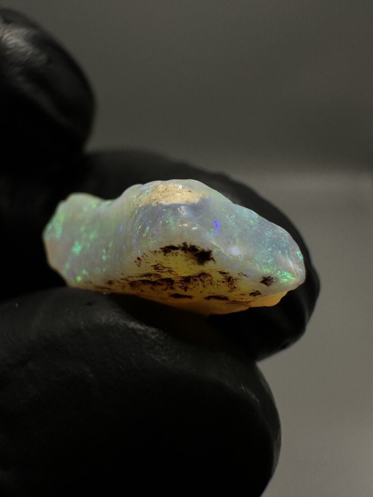 5.9Carats Solid Rough Coober Pedy Crystal Opal with Beautiful Blue Green Colours