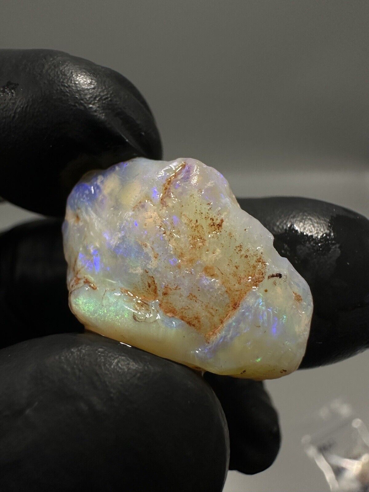21.7 Carats Solid Rough Coober Pedy Crystal Opal with Beautiful Colour