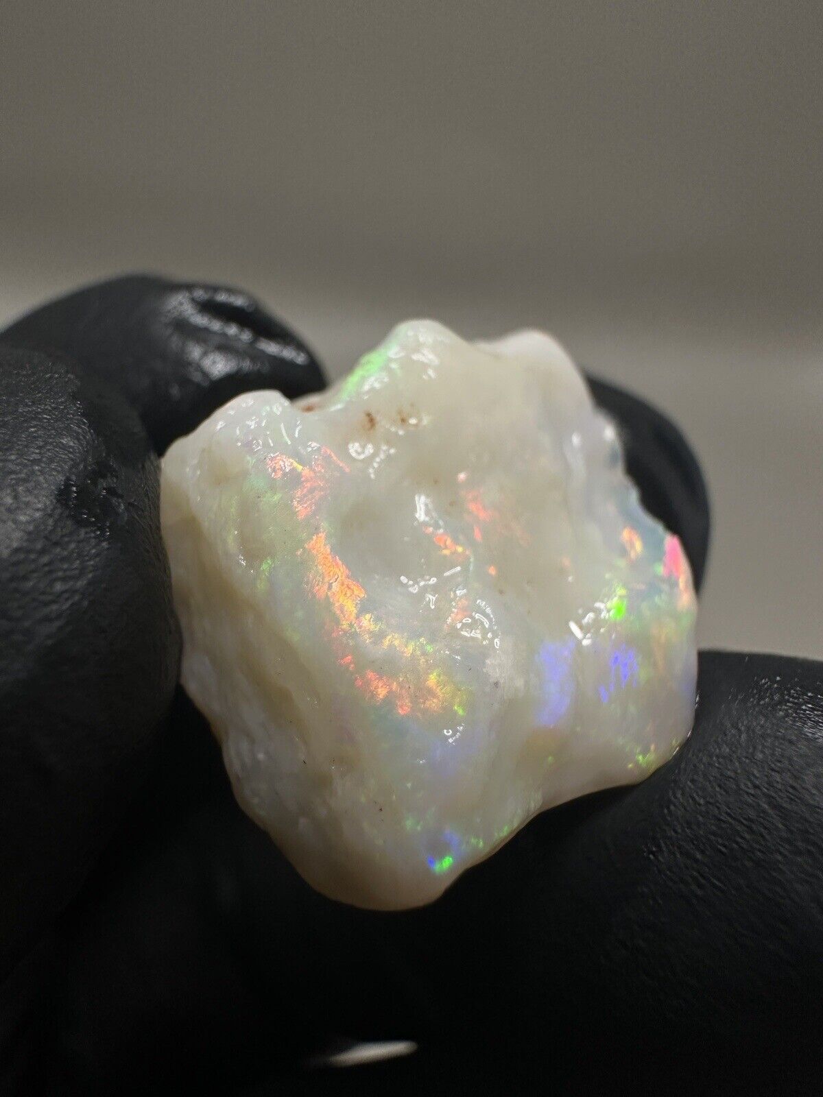 18 Carats Solid Rough Coober Pedy Opal Piece with Beautiful Colour