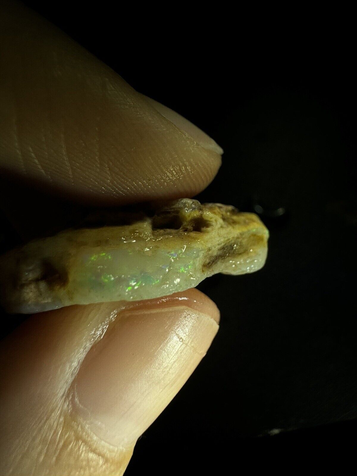 17.1 Carats Solid Rough Coober Pedy Opal Piece with Beautiful Colour B1