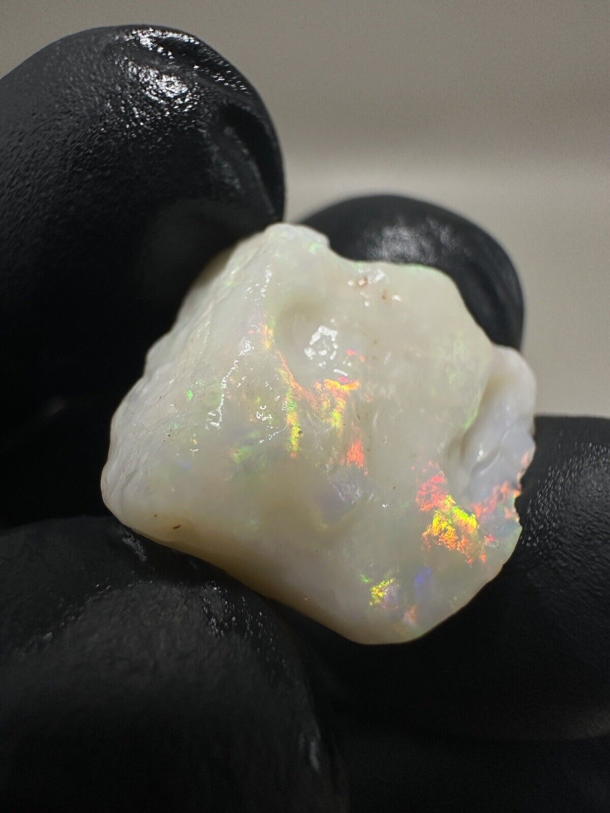 18 Carats Solid Rough Coober Pedy Opal Piece with Beautiful Colour