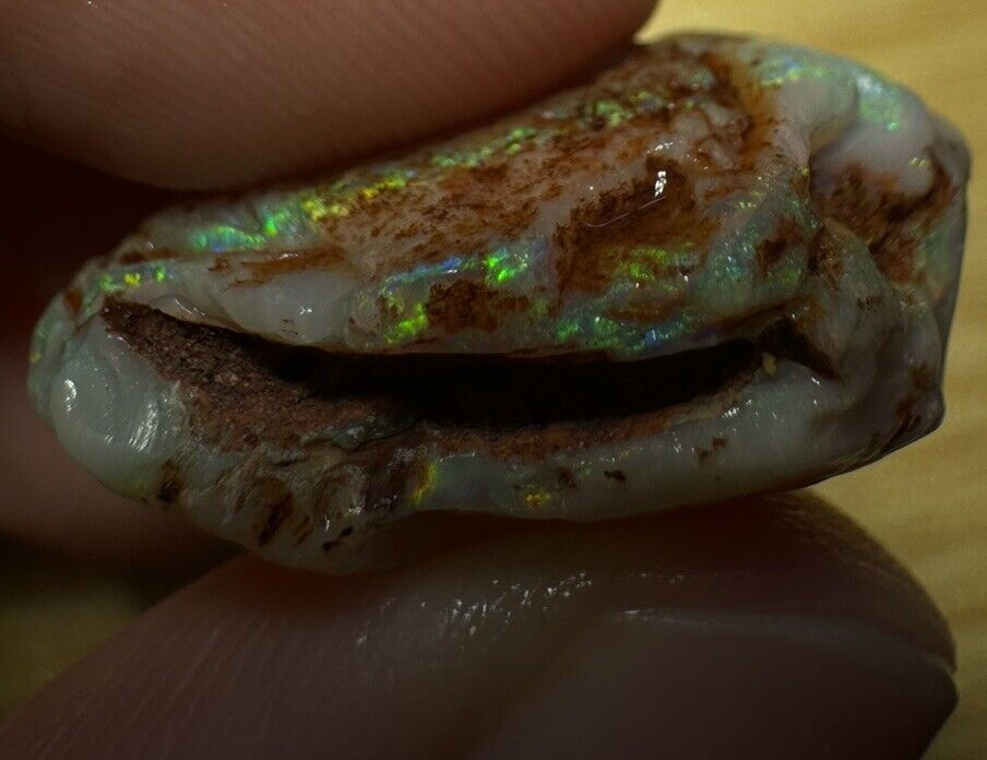 17.2 Carats Solid Rough Coober Pedy Opal Piece with Beautiful Colour B1