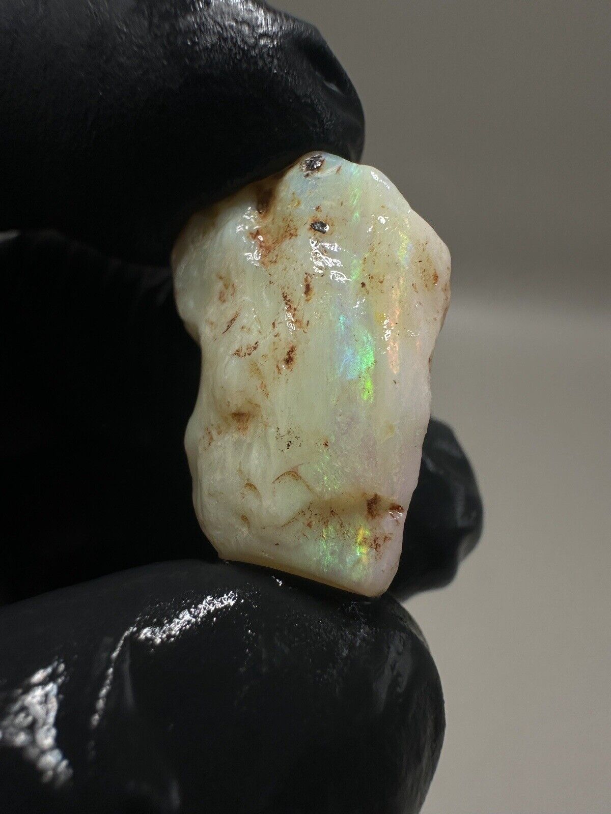 16.75Carats Solid Rough Coober Pedy Opal Piece with Beautiful Colour