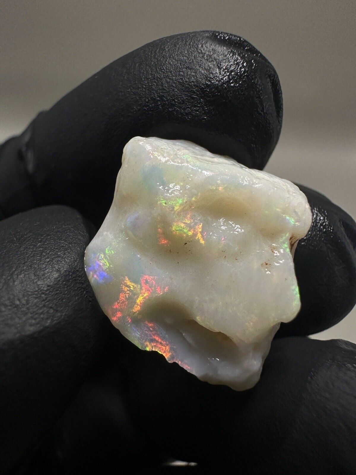 18 Carats Solid Rough Coober Pedy Opal Piece with Beautiful Colour