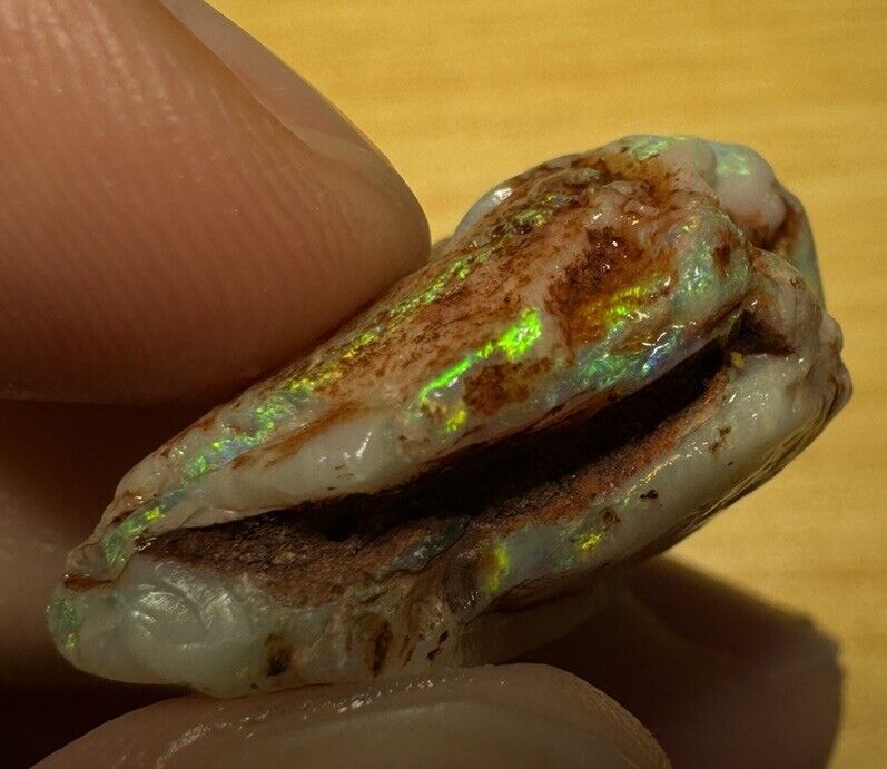 17.2 Carats Solid Rough Coober Pedy Opal Piece with Beautiful Colour B1