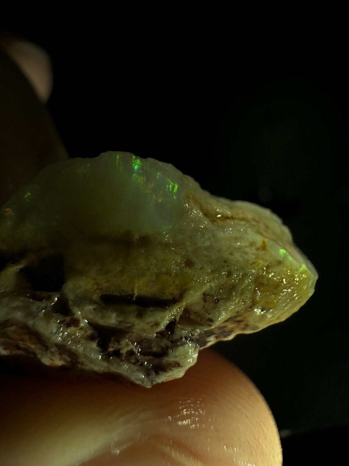 17.1 Carats Solid Rough Coober Pedy Opal Piece with Beautiful Colour B1