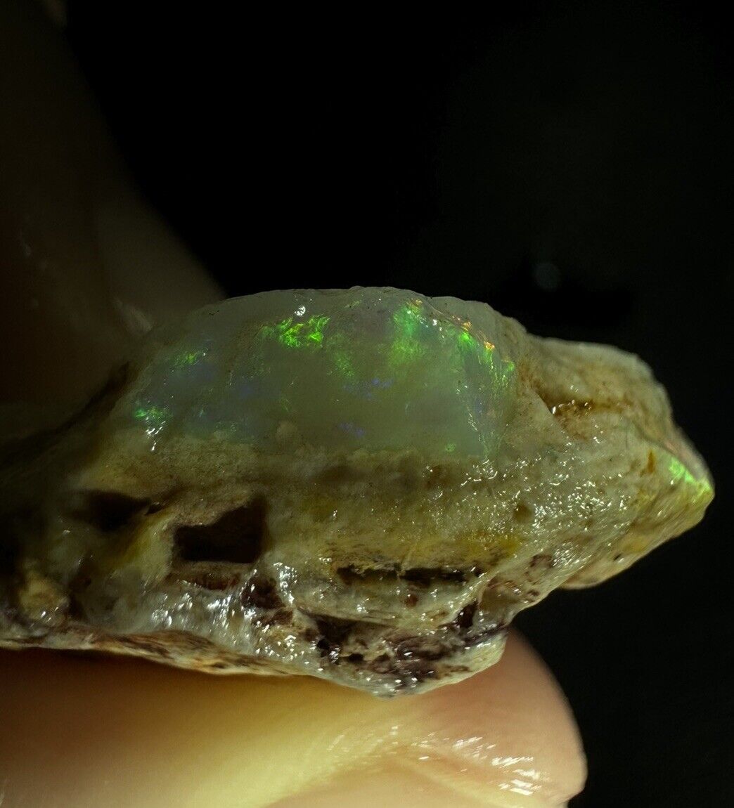 17.1 Carats Solid Rough Coober Pedy Opal Piece with Beautiful Colour B1