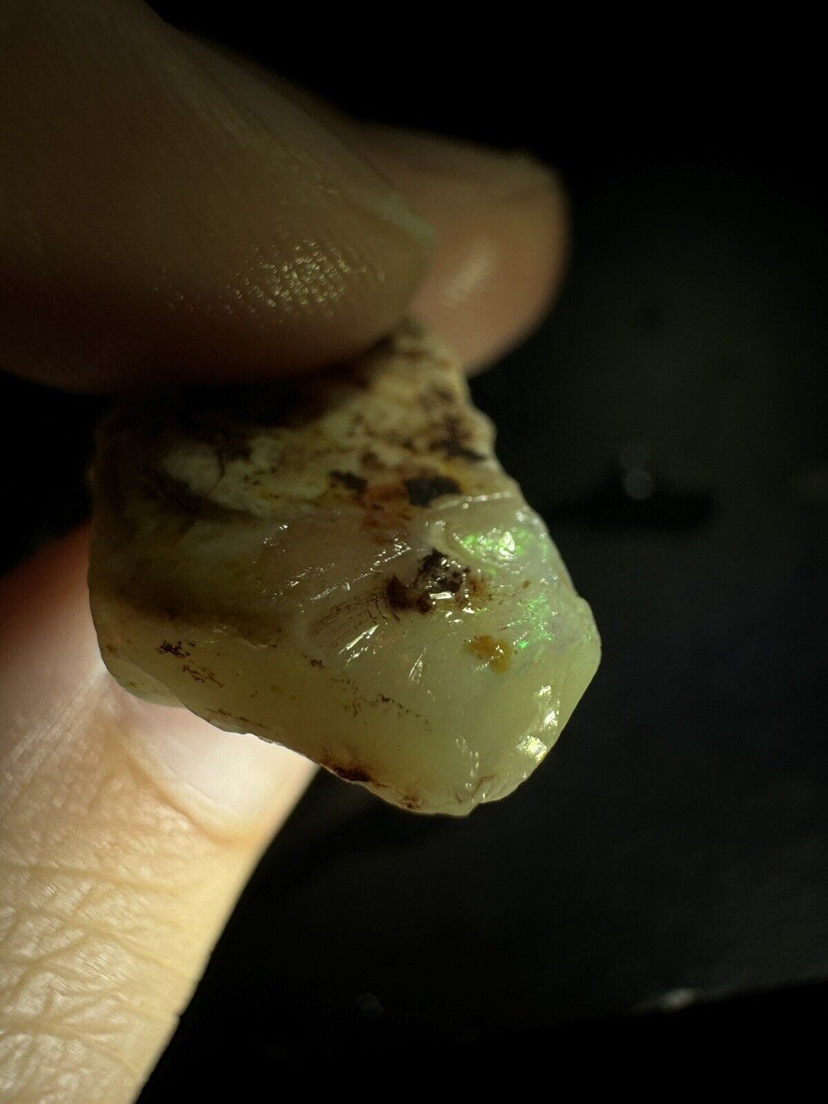 17.1 Carats Solid Rough Coober Pedy Opal Piece with Beautiful Colour B1