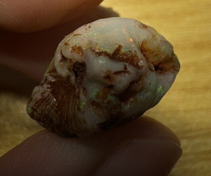 17.2 Carats Solid Rough Coober Pedy Opal Piece with Beautiful Colour B1